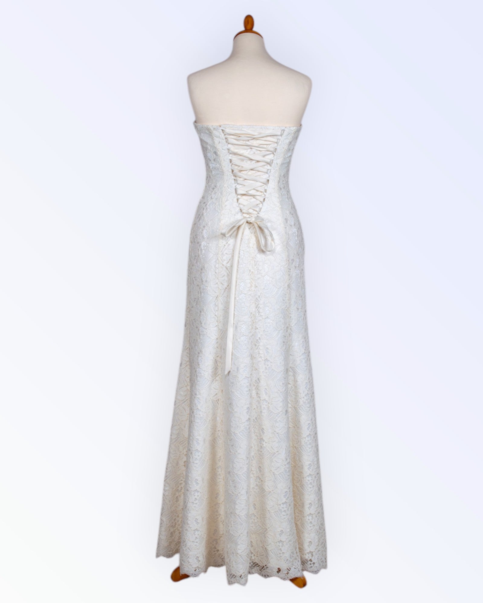 Loodusvalge pitsist pruutkleit