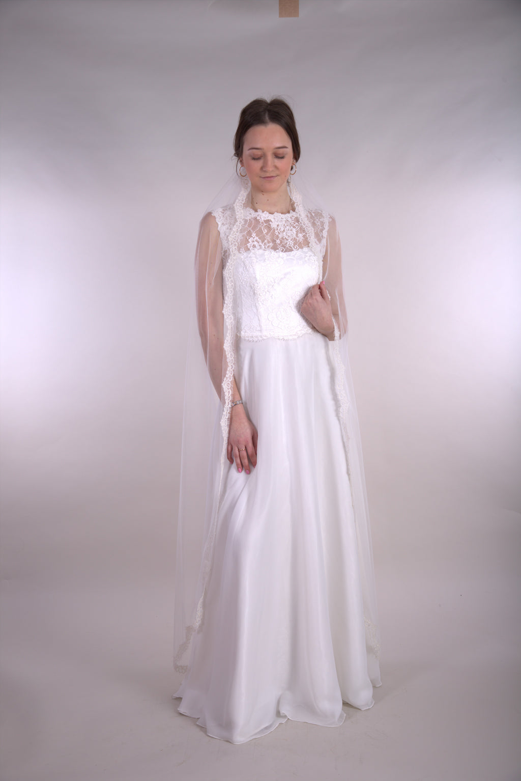 Loodusvalge 1-kihiline pruudiloor on äärestatud lainelise pitsiga.