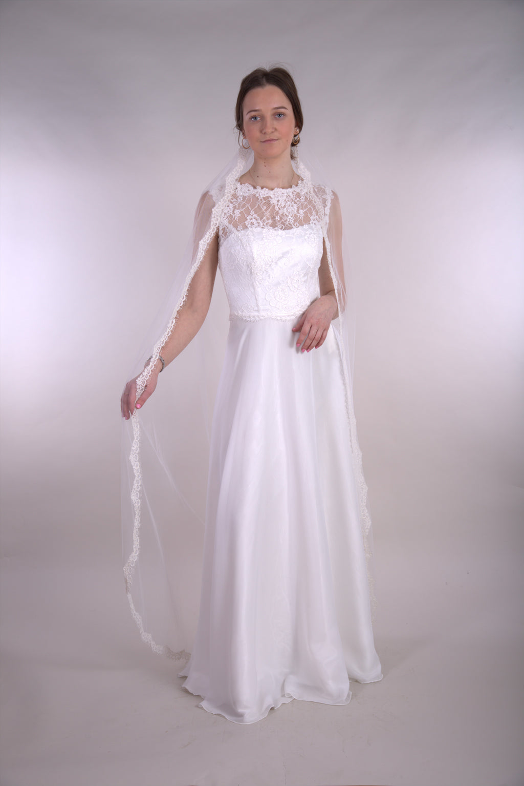 Loodusvalge 1-kihiline pruudiloor on äärestatud lainelise pitsiga.