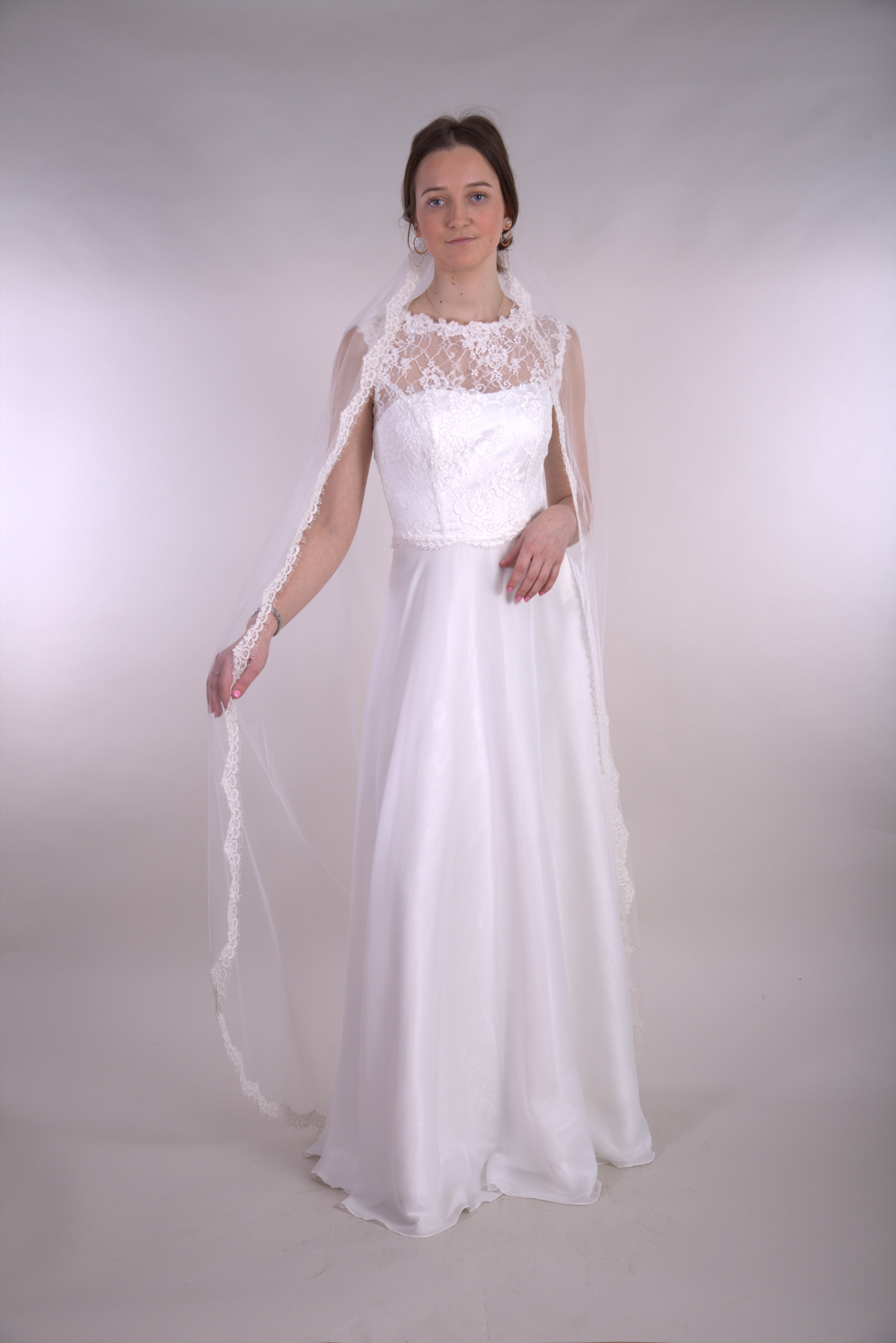 Loodusvalge 1-kihiline pruudiloor on äärestatud lainelise pitsiga.