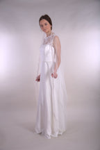 Loodusvalge 1-kihiline pruudiloor on äärestatud lainelise pitsiga.