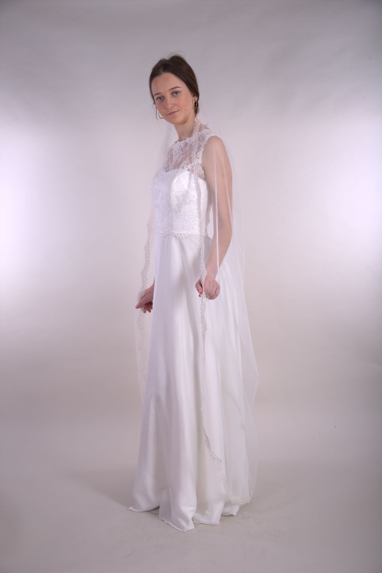 Loodusvalge 1-kihiline pruudiloor on äärestatud lainelise pitsiga.