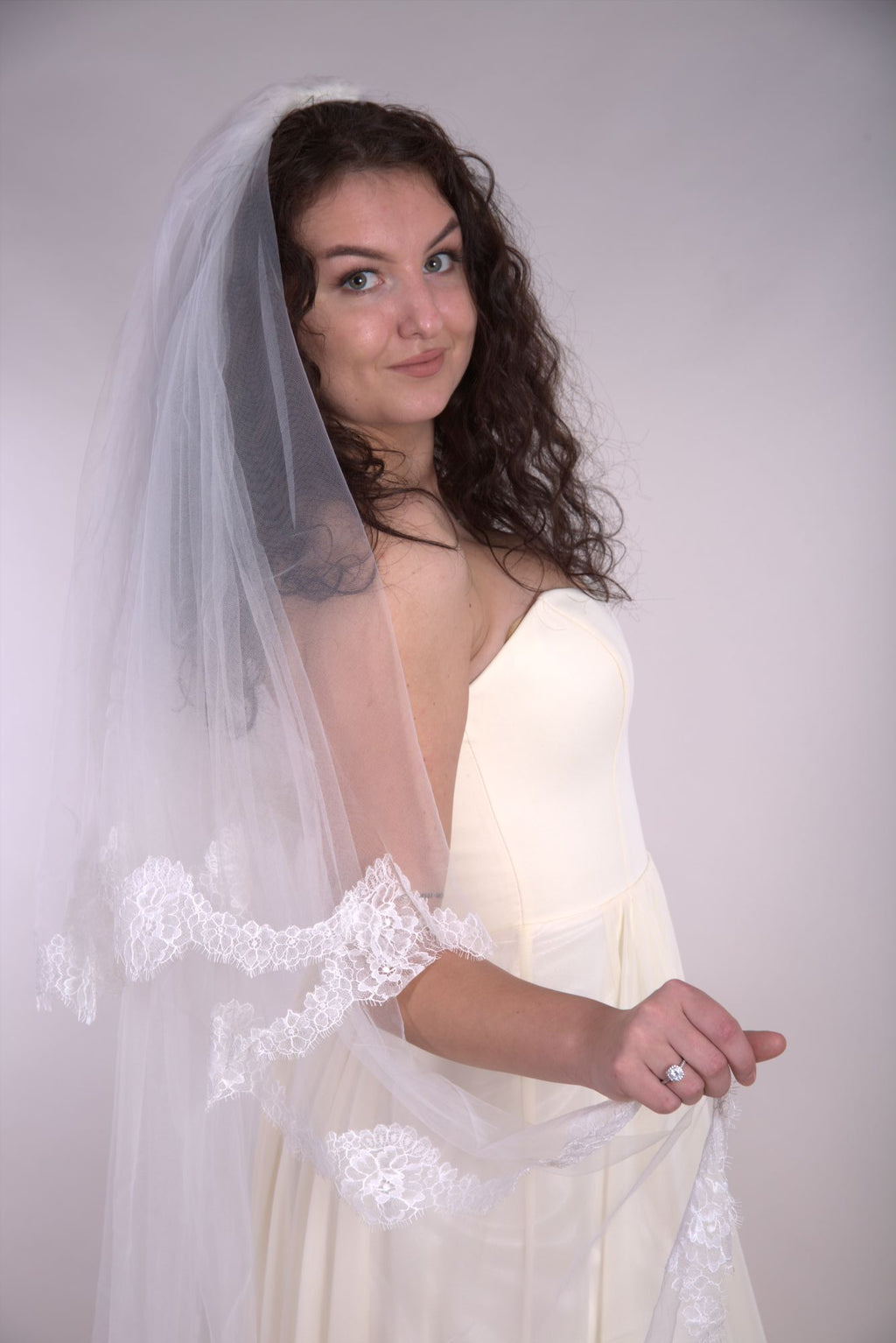 loodusvalge pitsiga äärestatud pruudiloor