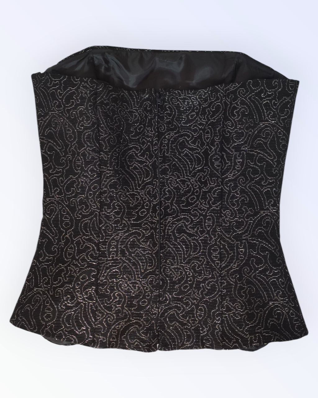 Mustast brokaadist korsett