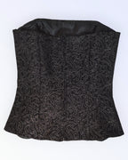 Mustast brokaadist korsett