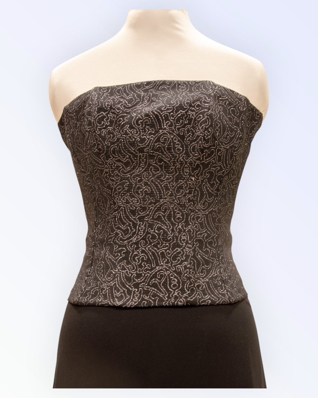 Mustast brokaadist korsett