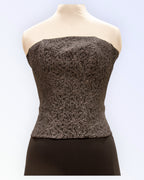 Mustast brokaadist korsett