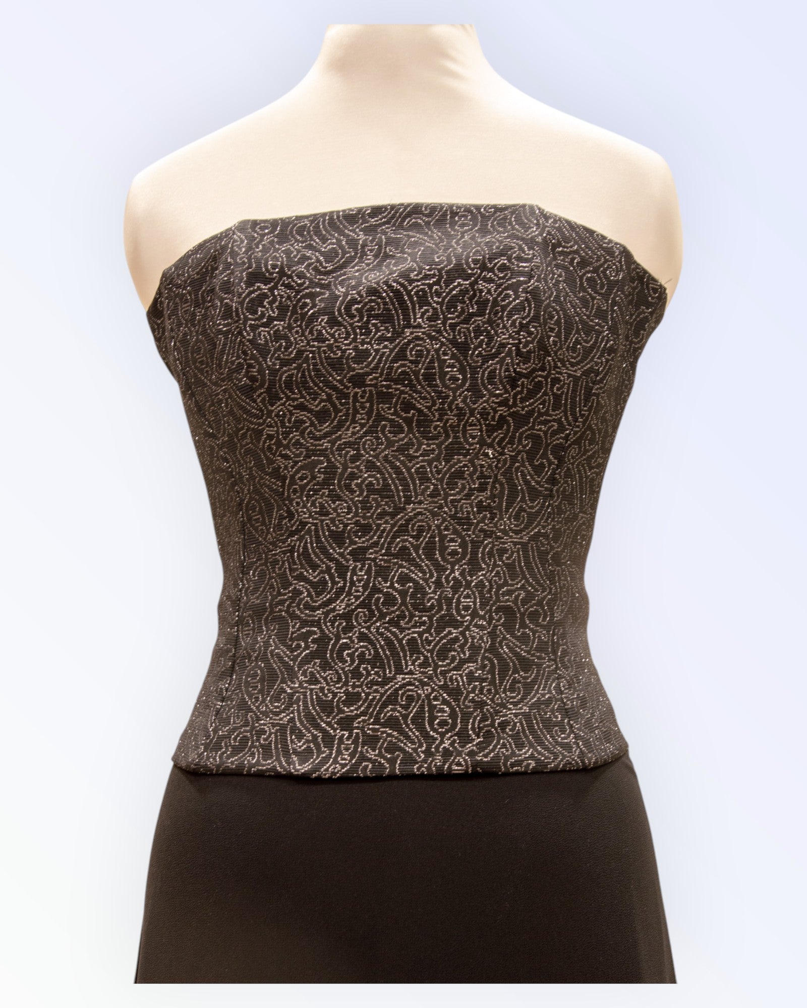 Mustast brokaadist korsett