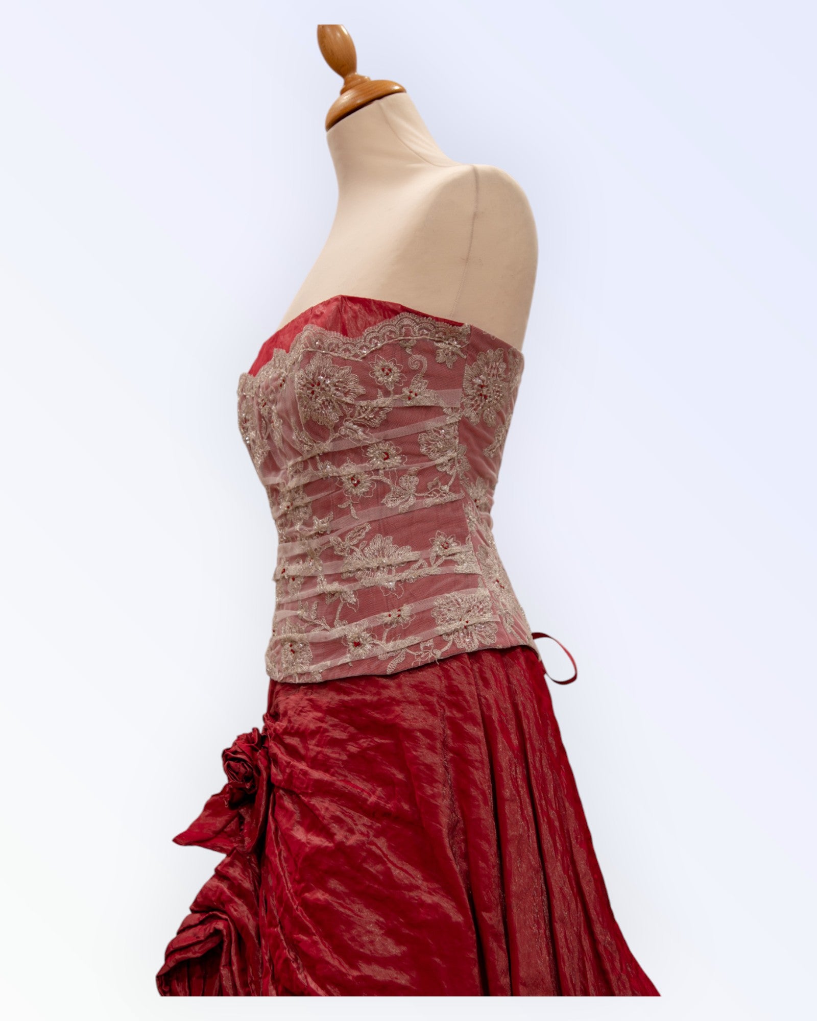 Punasest taftist korsett