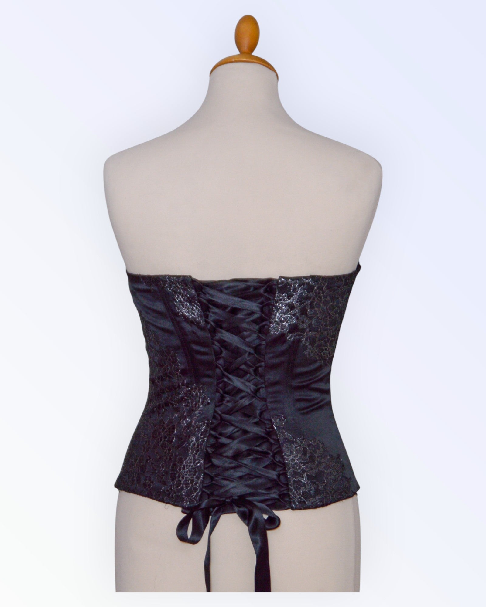 Mustast satiinist korsett