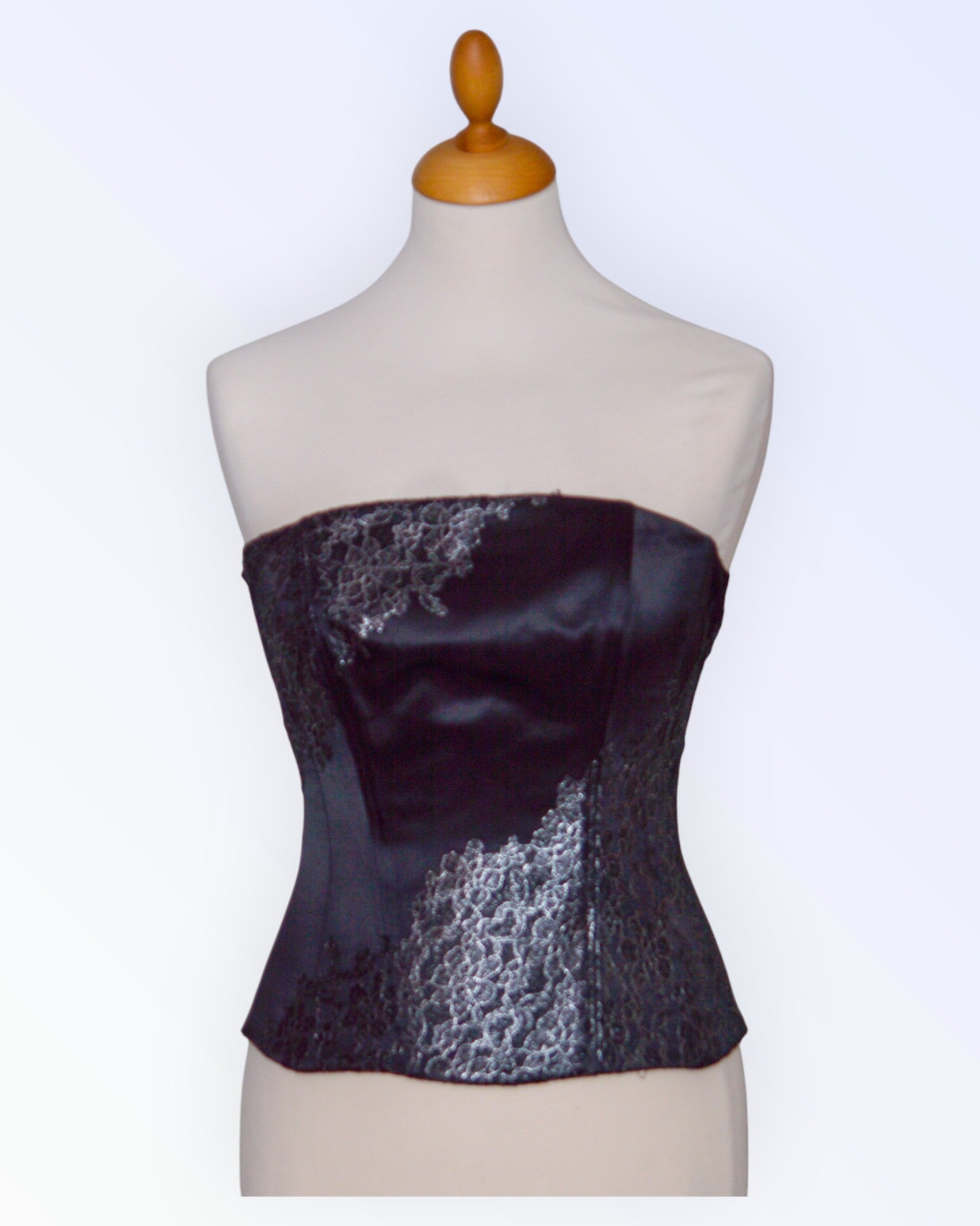 Mustast satiinist korsett