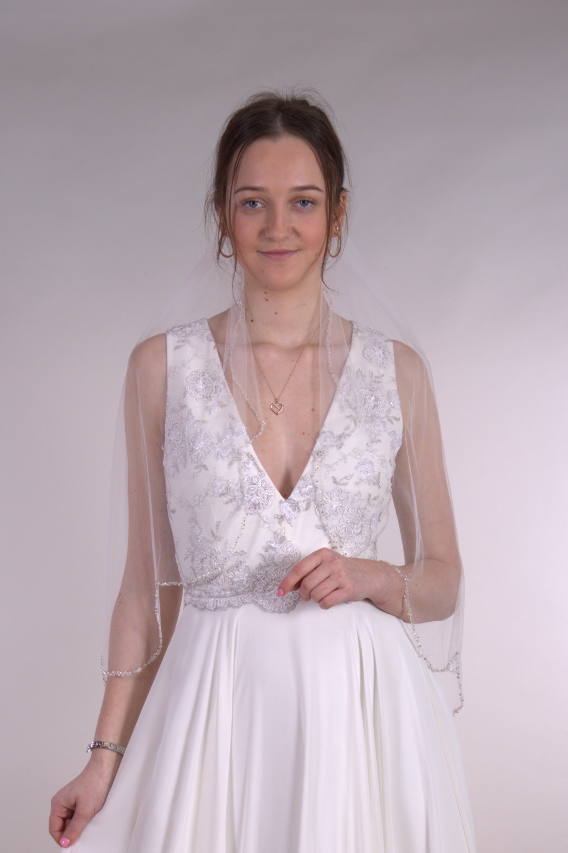 Helmestega ääristatud pruudiloor