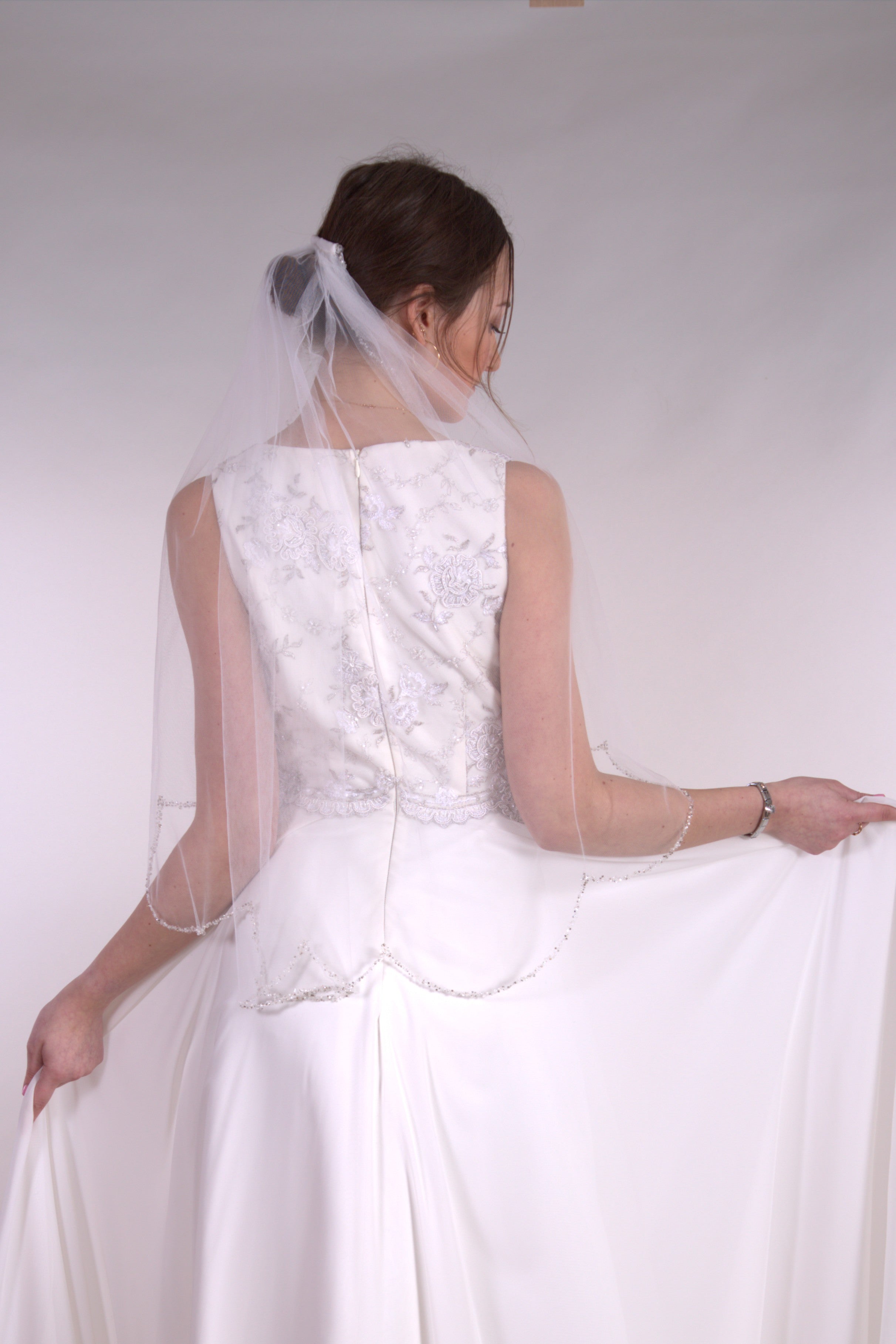 Helmestega ääristatud pruudiloor