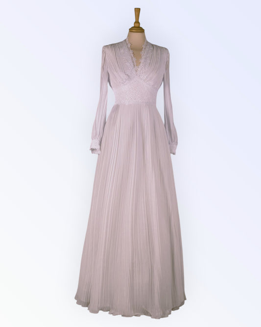 Valkoinen vintage-tyylinen hääpuku
