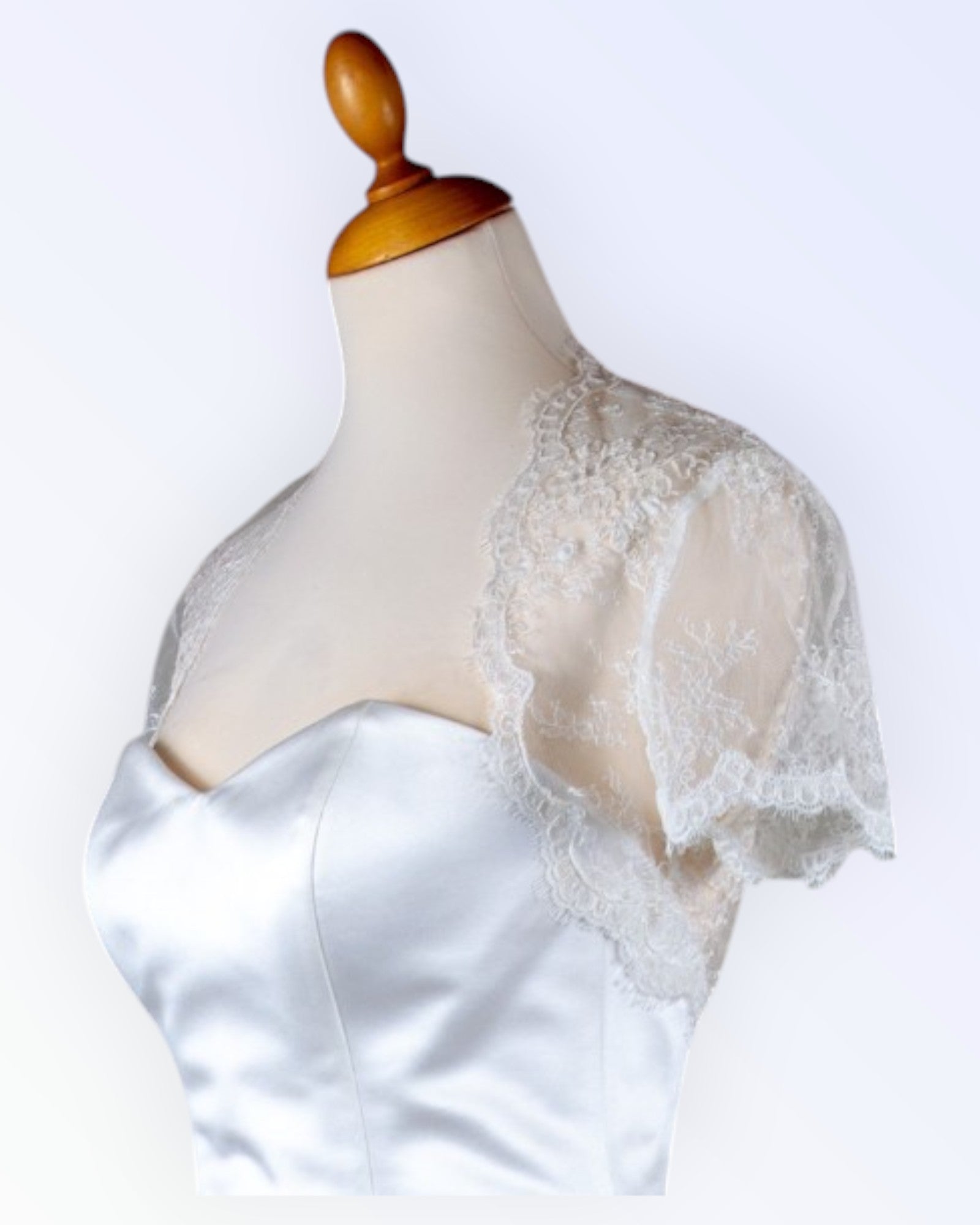 Juhlava luonnonvalkoinen pitsibolero