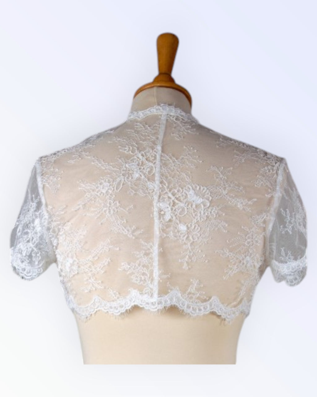 Pidulik loodusvalgest pitsist boolero