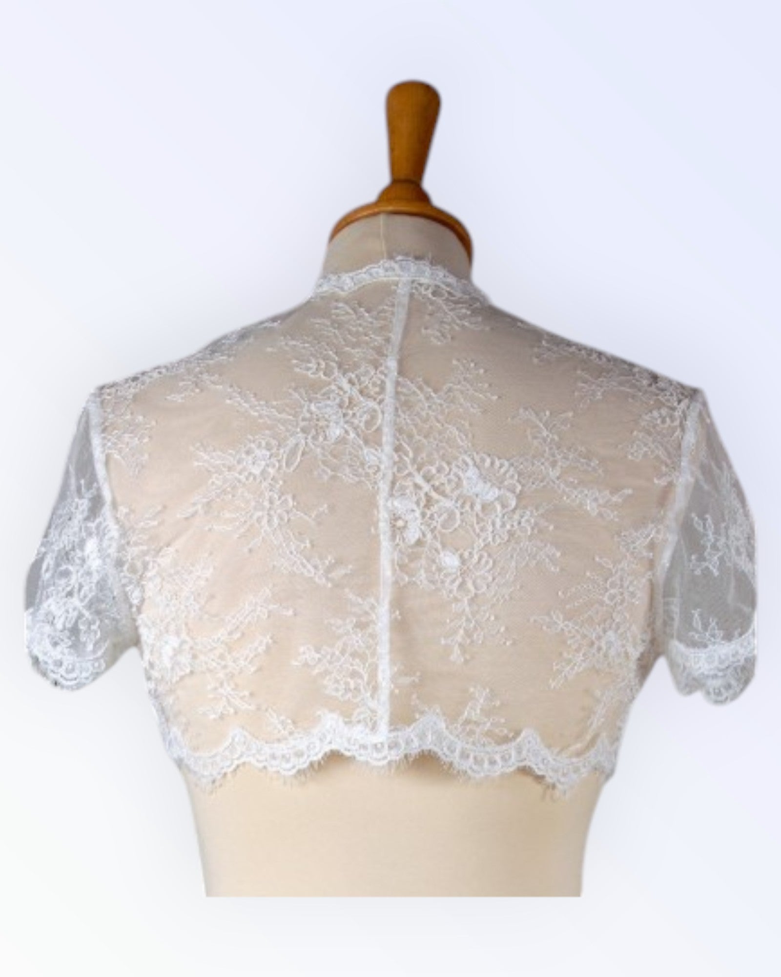 Juhlava luonnonvalkoinen pitsibolero