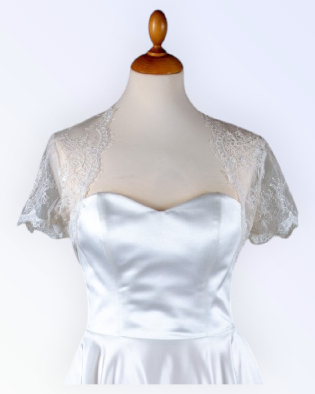 Pidulik loodusvalgest pitsist boolero