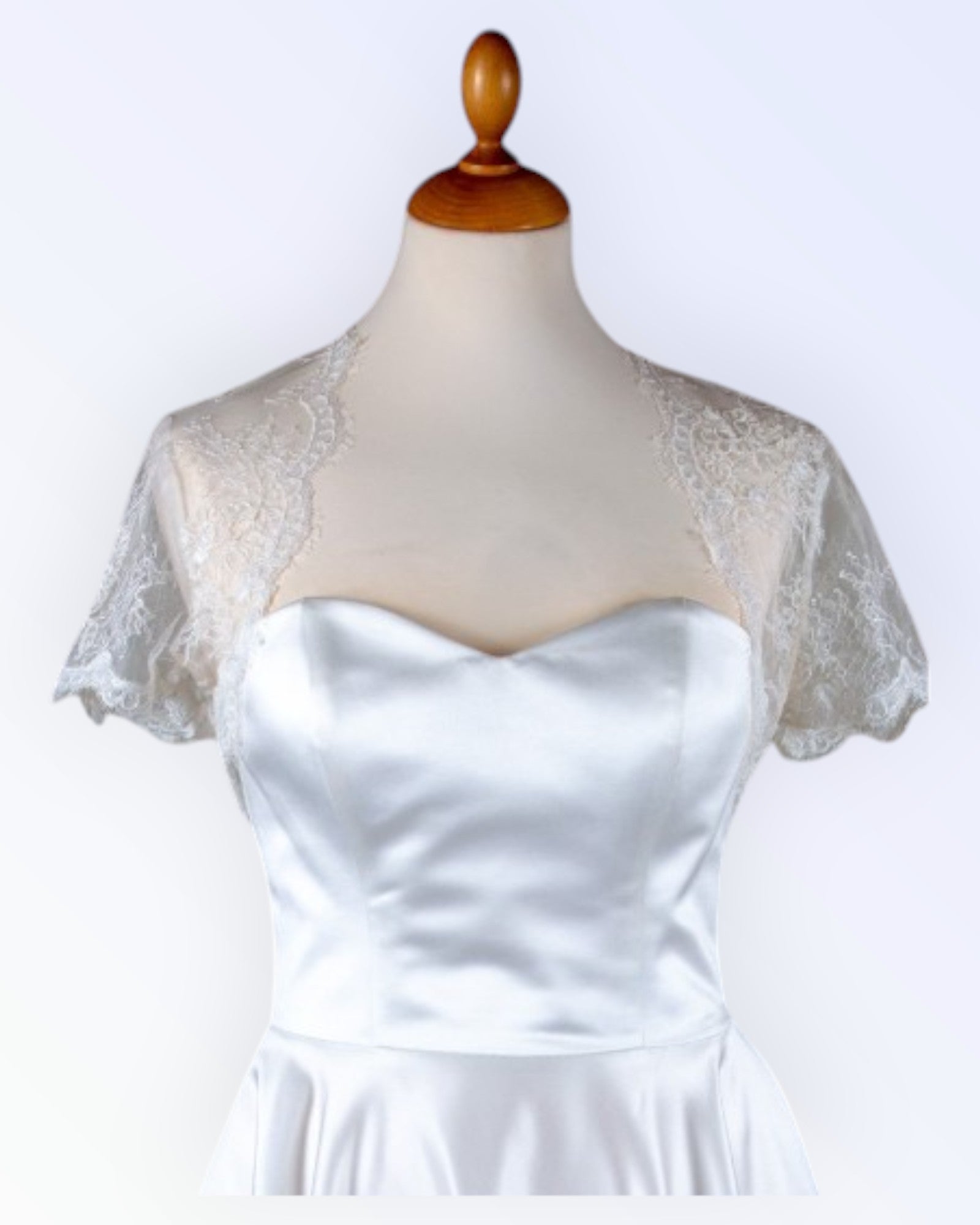 Juhlava luonnonvalkoinen pitsibolero